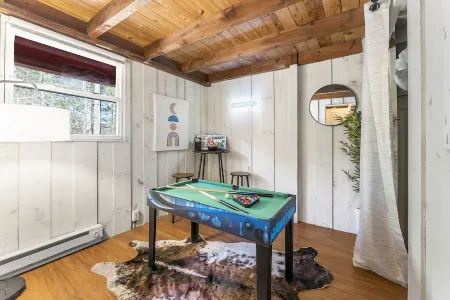 Charming Poconos Cabin, 2BR w/ Game Room! Pet Friendly