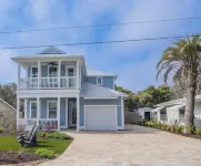 2 Blocks to Beach.Heated Private Pool.Playground. King Beds, Bikes, Beach Chairs