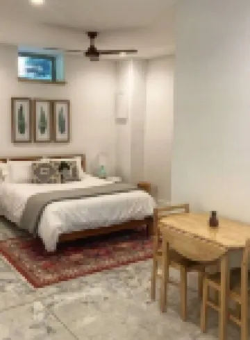 Lovely, serene studio apartment close to downtown and Biltmore Village.