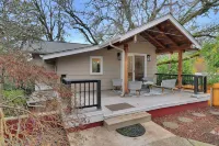 Lux UO Campus Hills Modern Tree House, 2 King Beds