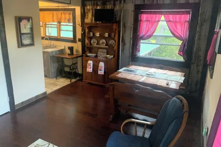 Charming Hideaway suite in the heart of the PA Grand Canyon with AC, WiFi