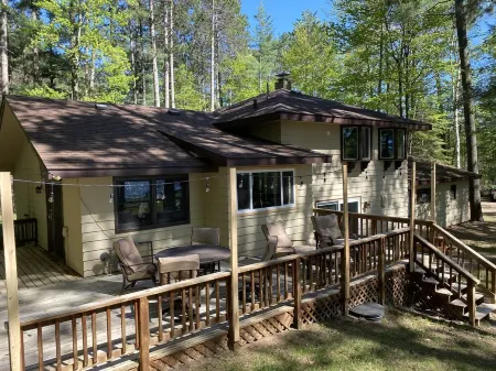 Beautiful Lakefront Home on Crystal Clear, Private, Full Recreation Lake Отели в г. Три Лейкс