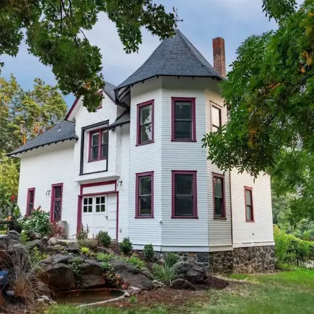 Lovely 2 Bedroom Carriage House Unit with Loft