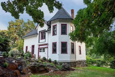 Lovely 2 Bedroom Carriage House Unit with Loft