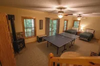 Redbud Retreat ~ Rustic family friendly cabin with New Hot Tub in Townsend!