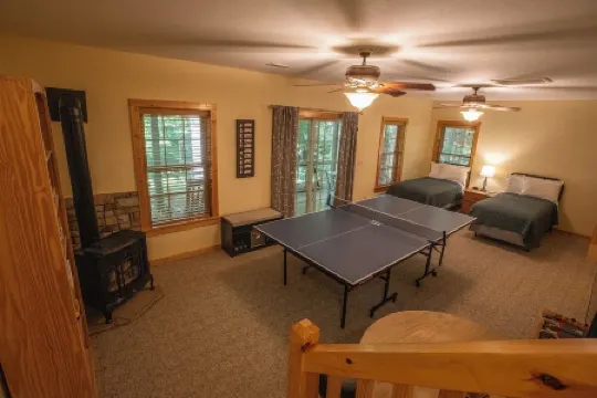 Redbud Retreat ~ Rustic family friendly cabin with New Hot Tub in Townsend!