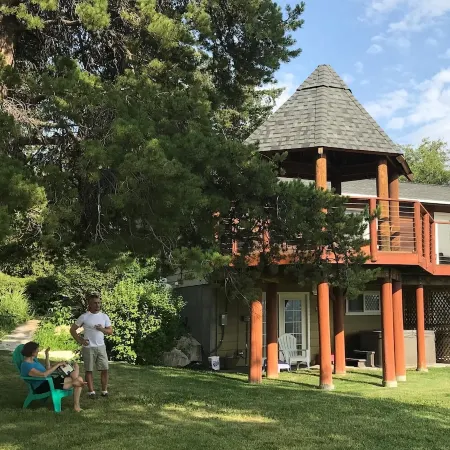 Spectacular Views on 4 Acre Family Oasis Among Vineyards and Orchards
