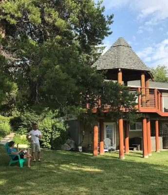 Spectacular Views on 4 Acre Family Oasis Among Vineyards and Orchards Hotels near Don Morse Memorial Park