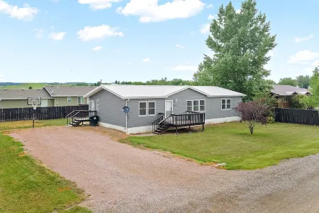 Located near Mt. Rushmore, the Black Hills, Badlands National Park & more!!