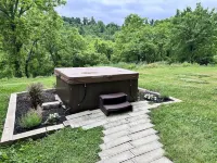 Breathtaking Country Paradise with Hot Tub  Where You Can Unplug in Nature