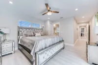 Beachside Private Pool/Yard Kid&Pet Friendly. 3 min from the Beach
