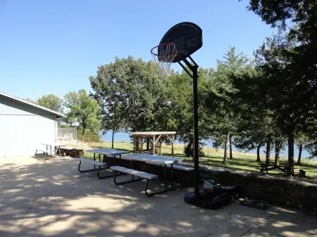 Blue Haven-Community Pool with Lake Access; Fire Pit; 10 Min to Marina & Park