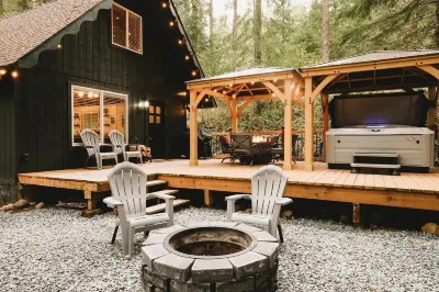 Wits End Retreat @ Mt. Rainier - Hot Tub & WiFi Hotels near Nisqually Entrance Historic District