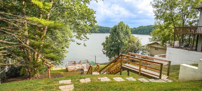 Lakeview Landing, pet friendly lake front home on Boone Lake サリバンのホテル