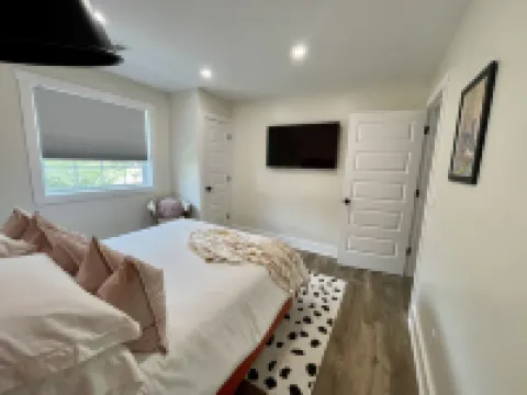 Eccentric Privy-Sleeps6. 2nd floor & outdoor deck Hotels in Pike County