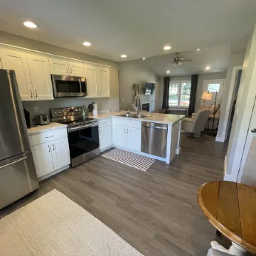 Simply Charming Nest-Nearly brand new, central, super clean, well appointed.