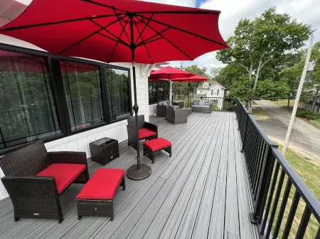 REDBUD HOLIDAY HOUSE: Spacious, Modern Home–Sleeps 14 Plus Incredibly Walkable! Отели в г. Дуглас