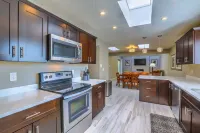 Modern Upscale with Hot Tub / Patio Mister and Pets Welcome - บังกะโล