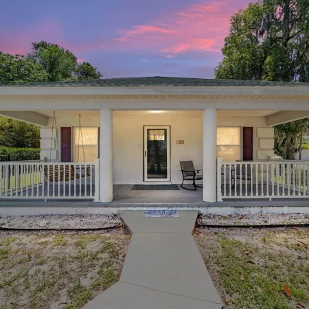Newly renovated cottage walking distance to downtown Ocala square. Quiet street.