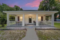 Newly renovated cottage walking distance to downtown Ocala square. Quiet street.
