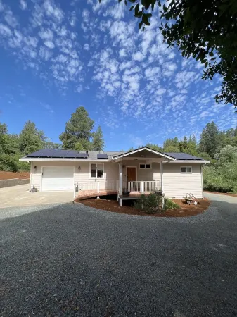 Rural home wheelchair accessible, pet friendly close to River & lake & I-80.