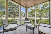 Spacious Tudor Retreat for Families & Friends, 9BR, Sleeps 24