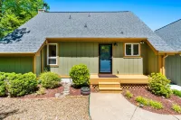 Luxury Home with MountainViews•PoolTable•Chefs Kitchen•FirePit Hotels in Lake Lure