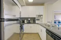 Zircon Zen - Quiet retreat 2BR Pool, Jacuzzi Marina