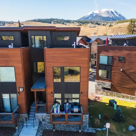 Hot Tub on Rooftop Deck - Mountain/River Views - Gym - EV Charger - 3 Kings