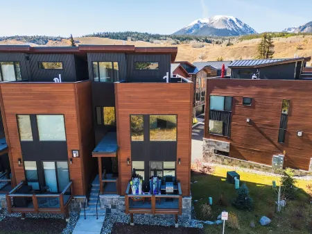 Hot Tub on Rooftop Deck - Mountain/River Views - Gym - EV Charger - 3 Kings