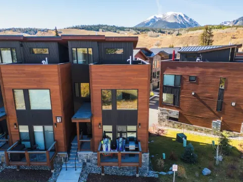 Hot Tub on Rooftop Deck - Mountain/River Views - Gym - EV Charger - 3 Kings