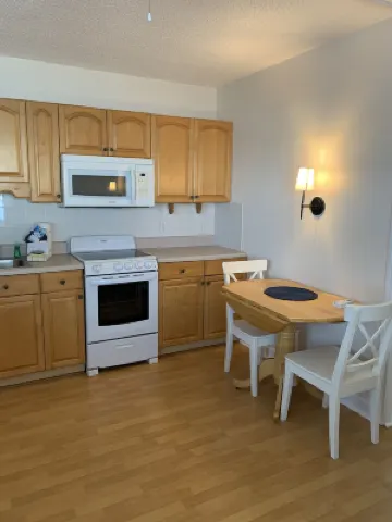 Cozy 1 Bedroom Getaway • Walk to Clearwater Beach