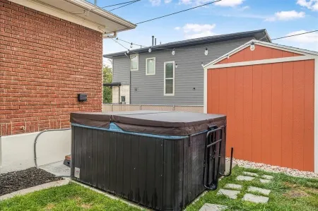 Downtown Hot Tub Bungalow