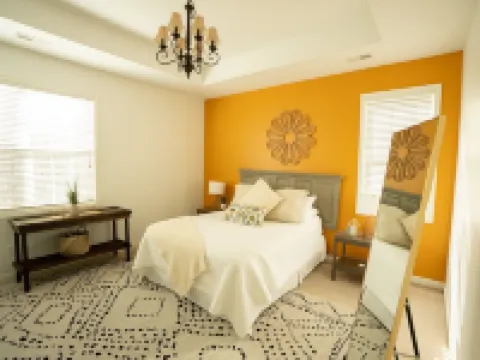 Upscale Cottage in the Heart of Downtown/ Walking Distance from the Yatch Club