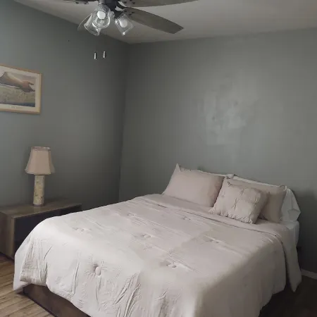 Cozy Weekend Getaway! Enjoy many things in the surrounding area!