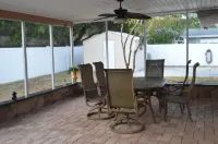 Sunny Venice villa w/ heated pool and lanai, kayaks, close to beach and downtown