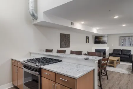 Beautiful & Modern 1-Bedroom Apartment in the Heart of Ellicottville! Отели рядом с достопримечательностью «Watson's Chocolates»