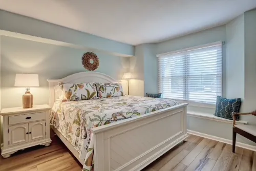 Convenient to Beach, restaurants, shopping and much more!