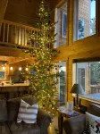 Cozy ski in-ski out cabin, private hot tub. Sleeps 10, 4bd+loft 3bth resort view