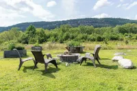 Yuzu-stunning mountain views family home with a hot tub and a camper, sleeps 15