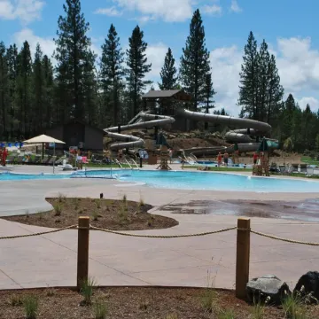 Reimagine your vacation @ this Charming Pet Friendly Sunriver home that sleeps 8