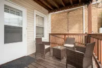 Cozy 2- bedroom w/ patio mins from Midway Airport