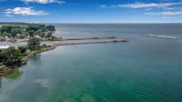 *HOT TUB * Lake Front | Near Olcott Beach | King Bed 올콧 호텔