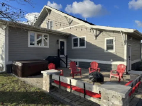 Luxury Craftsman Farmhouse Close to Beaches & Wineries