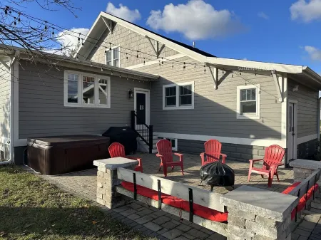 Luxury Craftsman Farmhouse Close to Beaches & Wineries