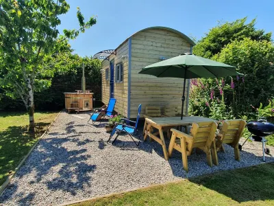 Luxury romantic shepherd's hut - hot tub and Aga