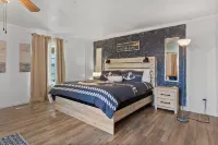 Peaceful Lake Front Home Sleeps 12 - 民宿