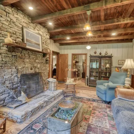Rustic Historical Cabin Near Wineries & Gold Mines