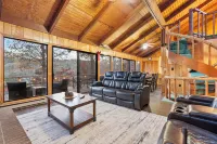 Cozy 4-bedroom cabin with jacuzzi hot tub. Overlooking ski /mnt bike slopes.