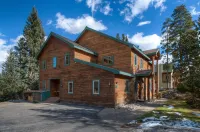 4 Masters/Walk to Town/Hot Tub/Great for Multi-Families/Read the Reviews!!! Hotels in Warriors Mark